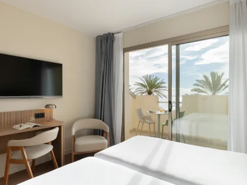 Habitaciones/Superior Twin Sea View with Balcony